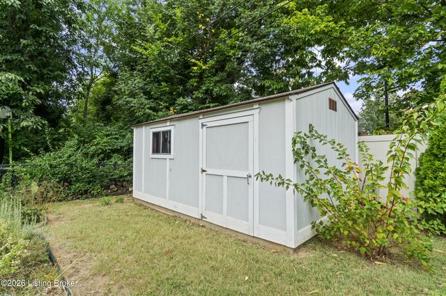 121 Blue Fields Rd, Louisville, KY 40223