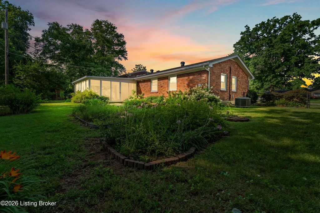 121 Blue Fields Rd, Louisville, KY 40223