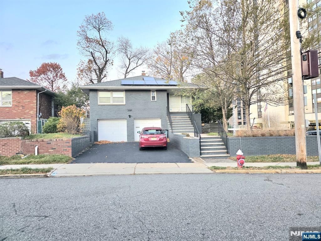 201 Riverdale Drive, Fort Lee, NJ 07024