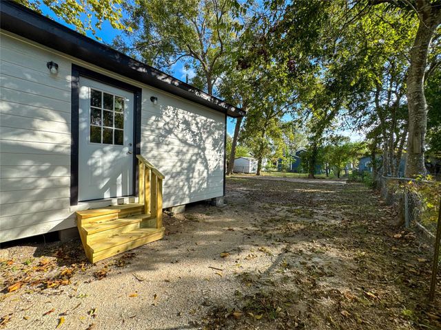 1009 W Snyder Street, Alvin, TX 77511