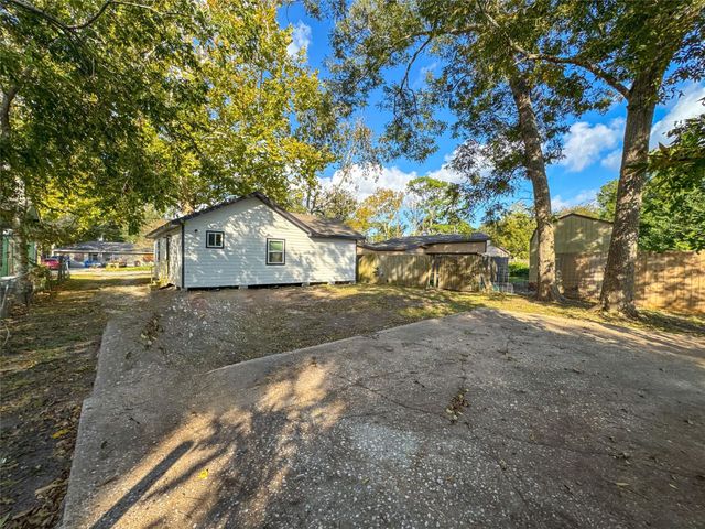 1009 W Snyder Street, Alvin, TX 77511