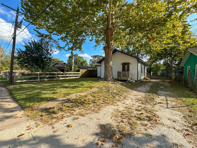 1009 W Snyder Street, Alvin, TX 77511