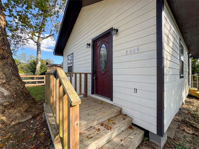 1009 W Snyder Street, Alvin, TX 77511