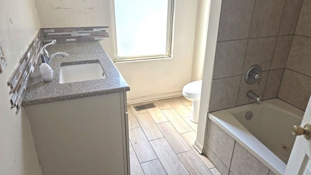 2911 W Walnut Street, Chicago, IL 60612