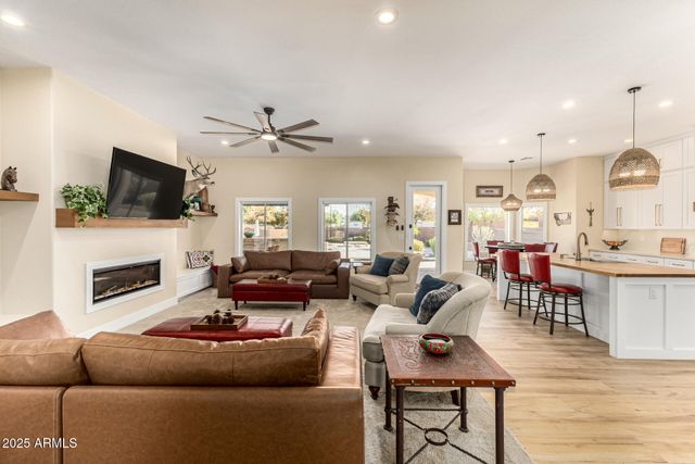 39791 N COUNTRY Lane, San Tan Valley, AZ 85140