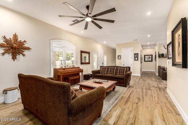 39791 N COUNTRY Lane, San Tan Valley, AZ 85140