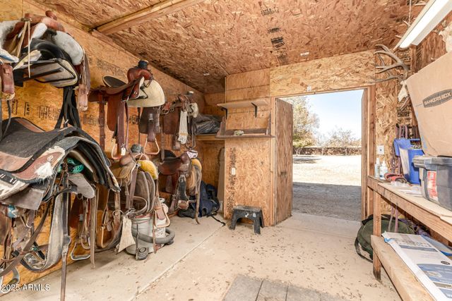 39791 N COUNTRY Lane, San Tan Valley, AZ 85140