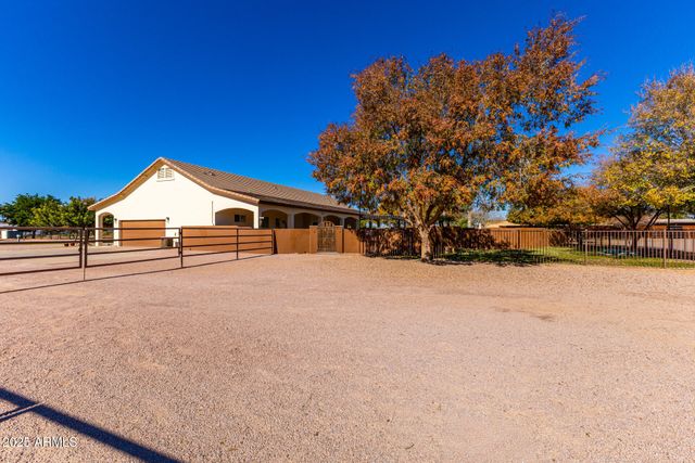 39791 N COUNTRY Lane, San Tan Valley, AZ 85140