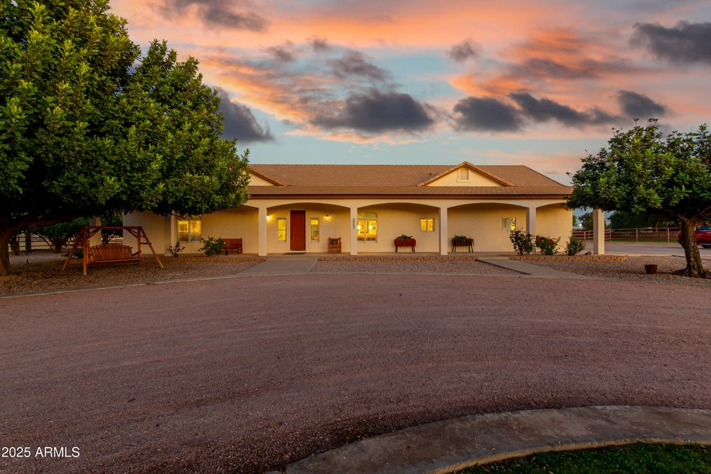 39791 N COUNTRY Lane, San Tan Valley, AZ 85140