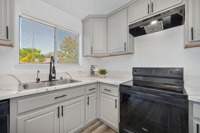 10 Malino Ct, Sacramento, CA 95823