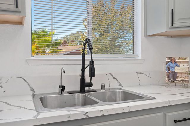 10 Malino Ct, Sacramento, CA 95823