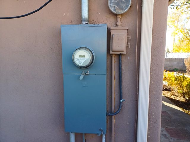 1833 Kiva Road, Santa Fe, NM 87505