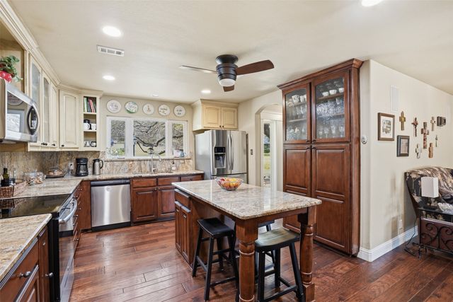 5014 Mohawk Court, De Cordova, TX 76049