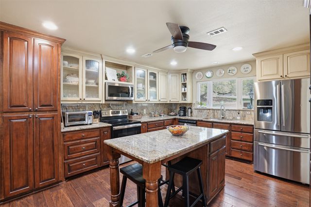 5014 Mohawk Court, De Cordova, TX 76049