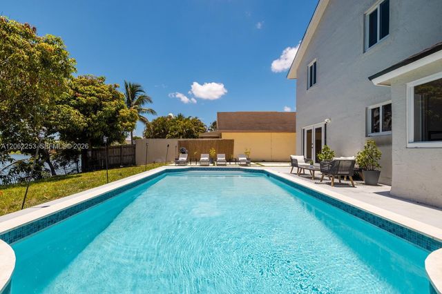 9650 SW 9th Ct, Pembroke Pines, FL 33025