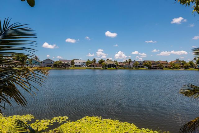 9650 SW 9th Ct, Pembroke Pines, FL 33025
