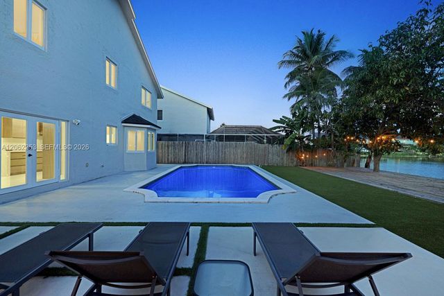 9650 SW 9th Ct, Pembroke Pines, FL 33025
