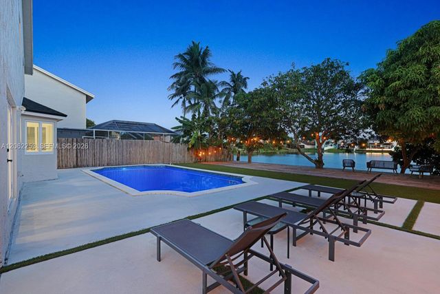 9650 SW 9th Ct, Pembroke Pines, FL 33025