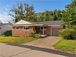 411 Circle Drive, Hurricane, WV 25526