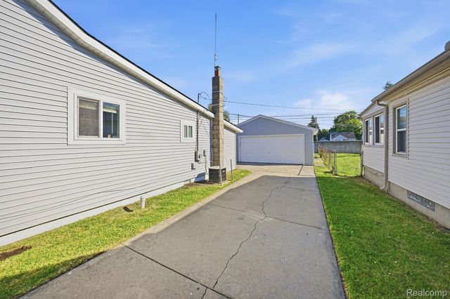 14890 Collinson Avenue, Eastpointe, MI 48021