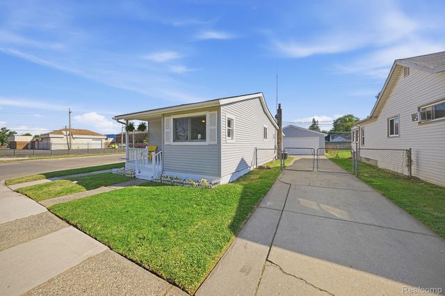 14890 Collinson Avenue, Eastpointe, MI 48021