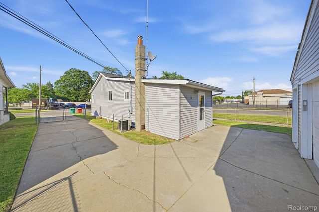 14890 Collinson Avenue, Eastpointe, MI 48021