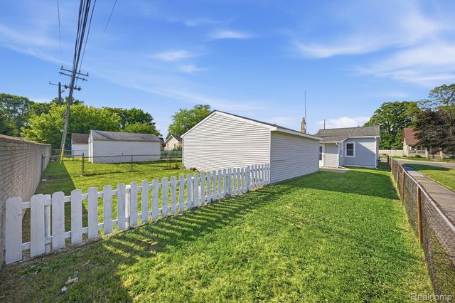 14890 Collinson Avenue, Eastpointe, MI 48021