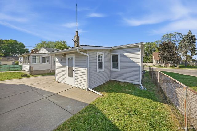 14890 Collinson Avenue, Eastpointe, MI 48021