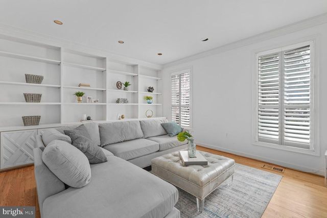 4711 FOXHALL CRES NW, Washington, DC 20007