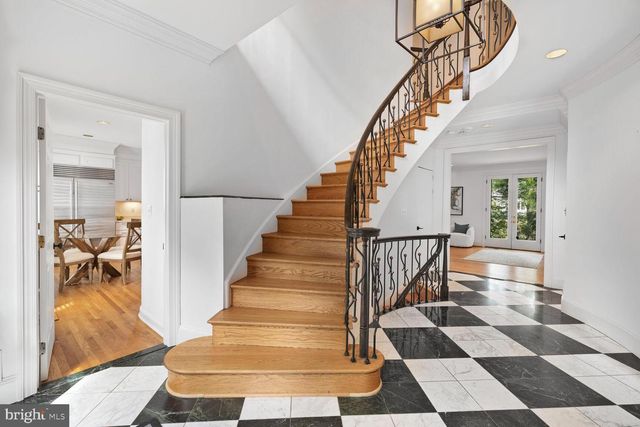 4711 FOXHALL CRES NW, Washington, DC 20007