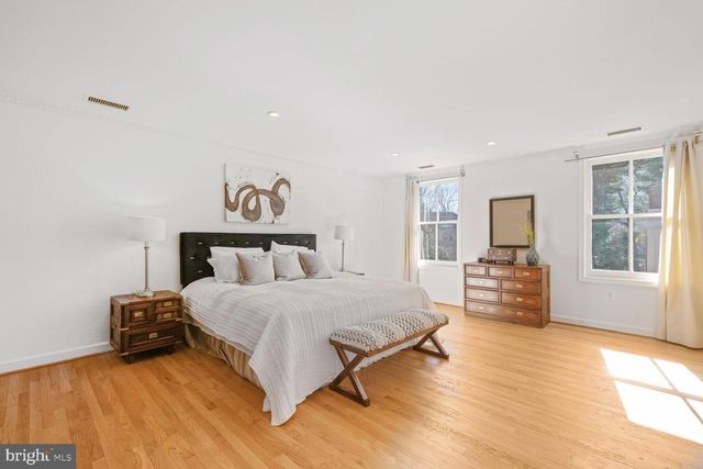 4711 FOXHALL CRES NW, Washington, DC 20007
