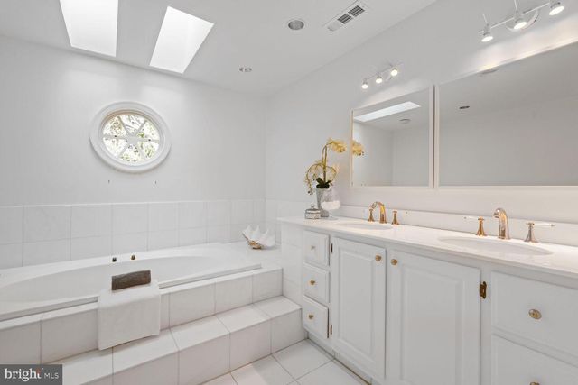 4711 FOXHALL CRES NW, Washington, DC 20007