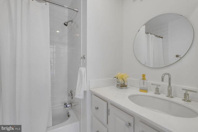 4711 FOXHALL CRES NW, Washington, DC 20007
