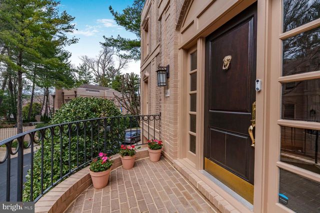 4711 FOXHALL CRES NW, Washington, DC 20007