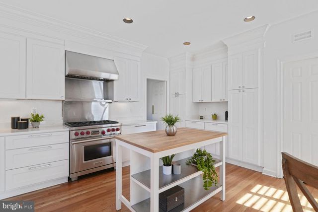 4711 FOXHALL CRES NW, Washington, DC 20007