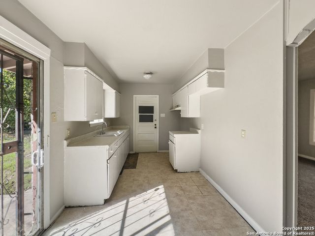 7702 Cartwheel Ln, San Antonio, TX 78227