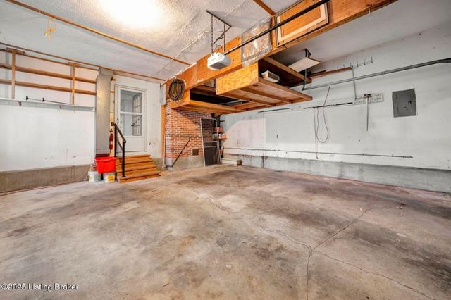 2824 Langdon Dr, Louisville, KY 40241