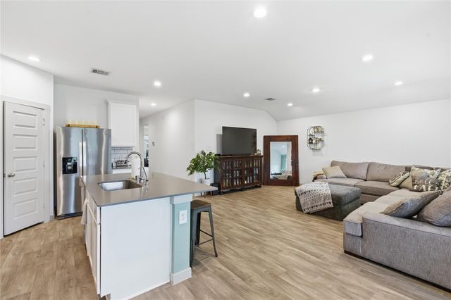 130 Lakeway Circle, Anahuac, TX 77514