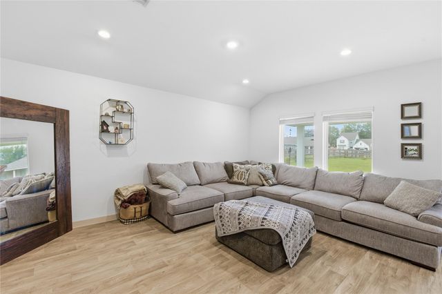 130 Lakeway Circle, Anahuac, TX 77514