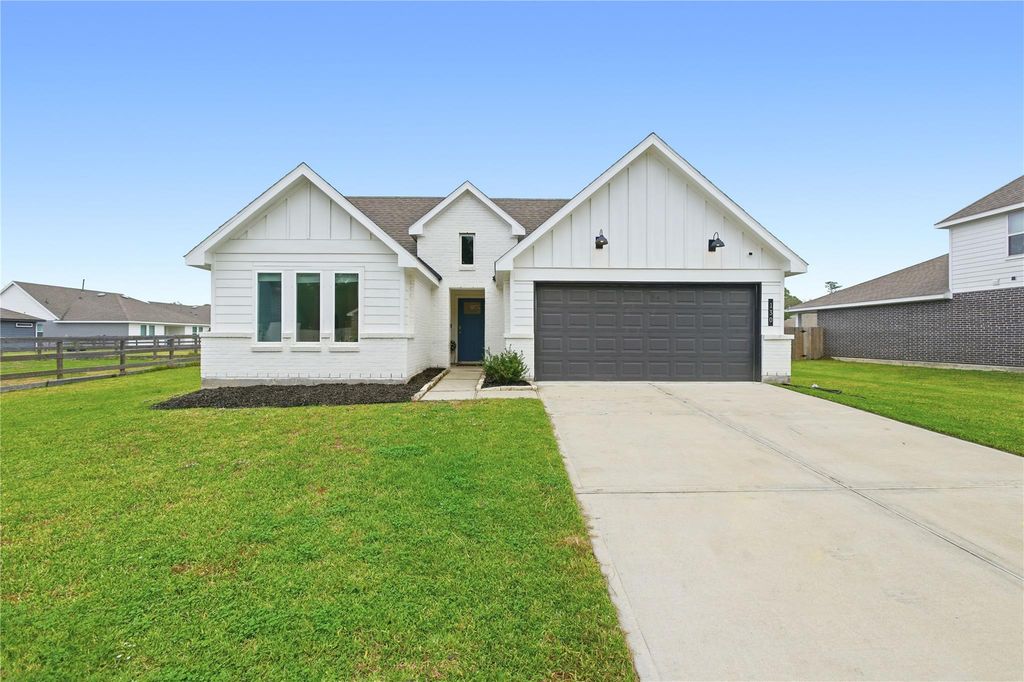 130 Lakeway Circle, Anahuac, TX 77514