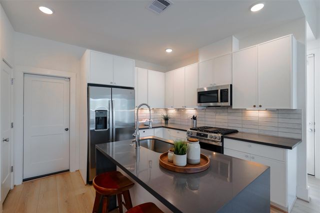 862 Paul Quinn Street G, Houston, TX 77091