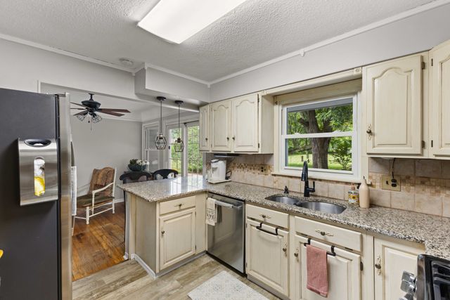 3001 Hillsdale Drive, Urbandale, IA 50322