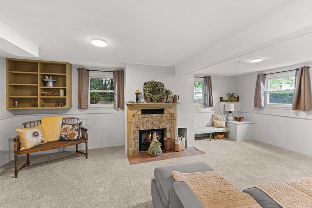 3001 Hillsdale Drive, Urbandale, IA 50322