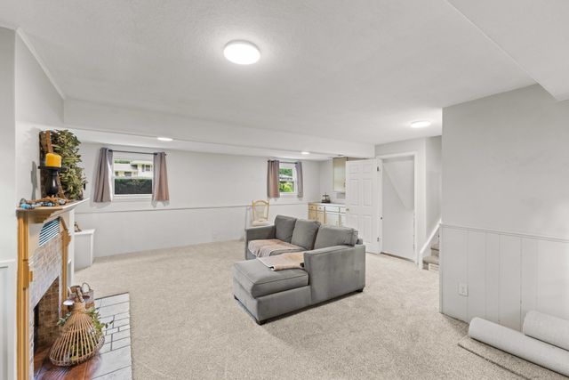 3001 Hillsdale Drive, Urbandale, IA 50322