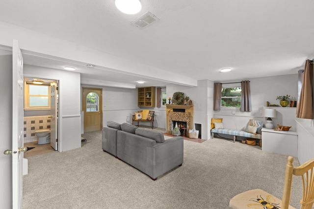 3001 Hillsdale Drive, Urbandale, IA 50322