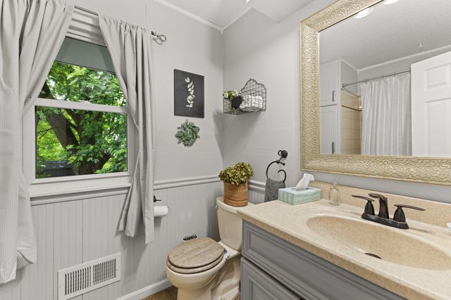 3001 Hillsdale Drive, Urbandale, IA 50322