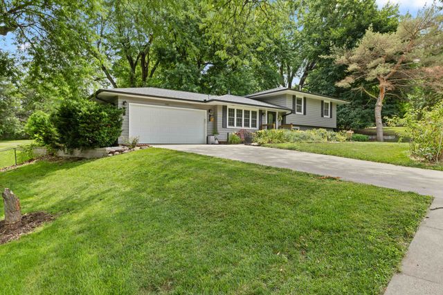 3001 Hillsdale Drive, Urbandale, IA 50322