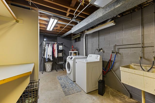 3001 Hillsdale Drive, Urbandale, IA 50322