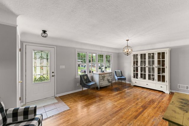 3001 Hillsdale Drive, Urbandale, IA 50322