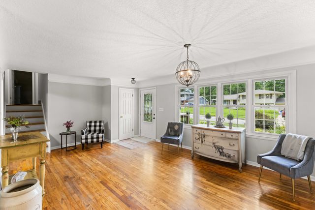 3001 Hillsdale Drive, Urbandale, IA 50322